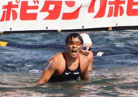 オープンウオーター日本選手権の男子10キロで優勝し、喜ぶ南出大伸=千葉県館山市