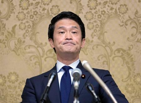 記者会見する民主改革の会の小川代表＝１６日、国会