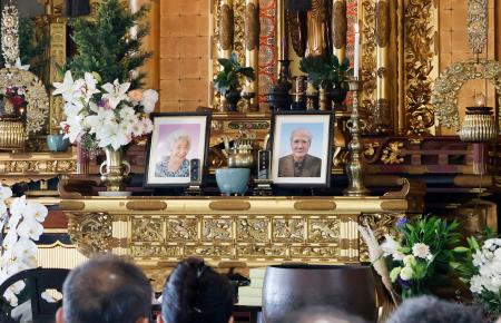 一周忌法要で飾られた村山富市元首相の遺影。左は妻ヨシヱさんの遺影＝１７日午後、大分市