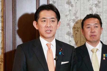 取材に応じる自民党の小林政調会長（左）＝１７日午後、さいたま市