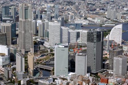 横浜市の市街地＝１７日午後（共同通信社ヘリから）