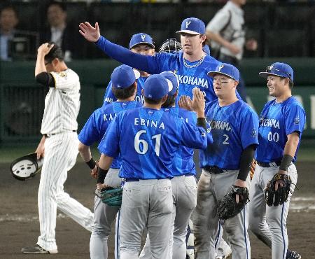 阪神に４連勝して日本シリーズ進出を決め、喜ぶ牧（右から２人目）らＤｅＮＡナイン＝甲子園