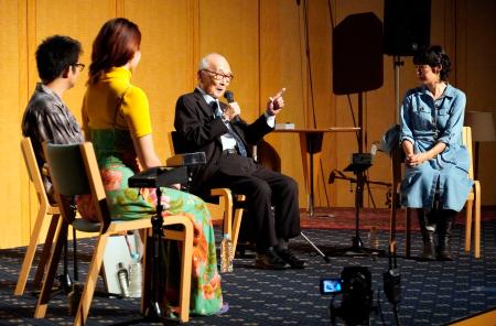 長崎市で開かれたイベントで、作家の小林エリカさん（右端）らと対談する被団協の田中熙巳代表委員（右から２人目）＝１７日午後