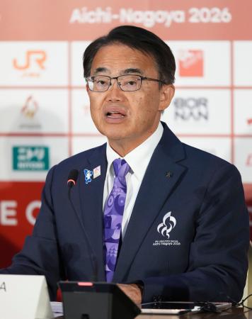 記者会見する大会組織委会長の大村秀章愛知県知事＝１７日、名古屋市