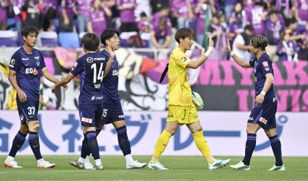 京都に快勝し、タッチを交わすＧＫ大迫（右から２人目）ら広島イレブン＝Ｅピース
