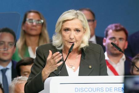 支持者を前に演説するマリーヌ・ルペン氏＝９月、フランス北部エナンボモン（共同）