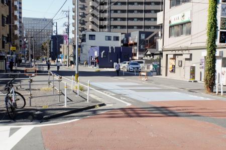 男性が刺されたとみられる東京都福生市の現場周辺＝１８日午前１０時ごろ