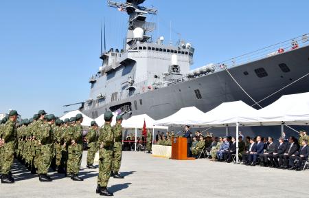 神奈川県の海上自衛隊横須賀基地で開かれた、インドネシアに森林火災の消火活動で派遣された自衛隊部隊の帰国行事＝１８日午前