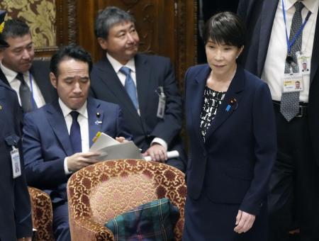１４日、衆院予算委に臨む高市首相（右）と簗農相。予算委終了後、農相は首相と官邸で会い、辞表を提出した