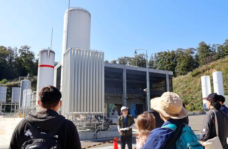 ＪＡＸＡ角田宇宙センターで公開された「官民共創推進系開発センター」を見学する人たち＝１８日午前、宮城県角田市
