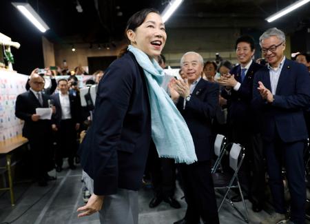 横浜市長選で初当選を決め、笑顔の原沢敦美氏＝１８日午後、横浜市