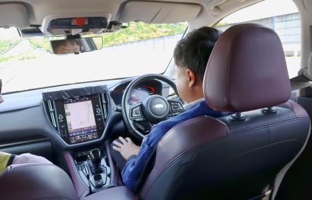 SUBARUが公開した運転支援技術。カメラが運転手の異常などを感知すると、自動で運転を停止した=18日午前、栃木県佐野市