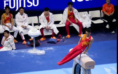 男子予選 中国の鄒敬園のあん馬=18日、ロッテルダム(共同)