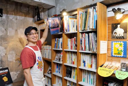 古書を手に取る「ＫＡＩＤＯ」店主の佐藤亮太さん＝東京都品川区