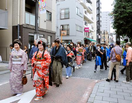 　「しながわ宿場まつり」の行列＝東京都品川区