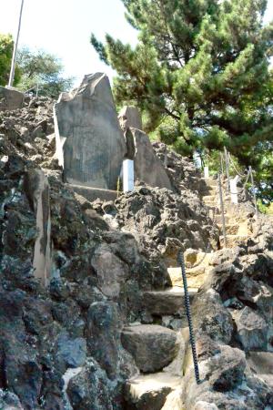 　品川神社の富士塚＝東京都品川区