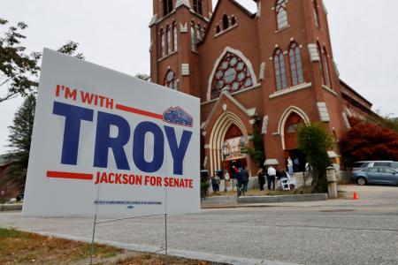 東部メイン州の会場に設置された民主党候補トロイ・ジャクソン元州上院議長を指示するプラカード＝１１日、ルイストン（ロイター＝共同）