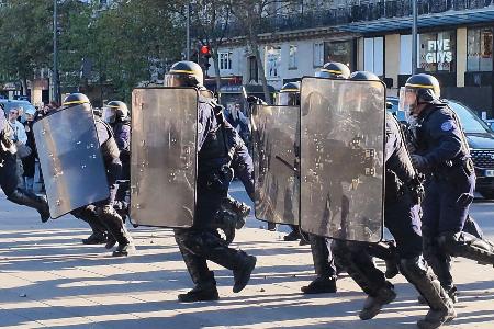 １８日、パリのレピュブリック広場に集まった警官隊（共同）