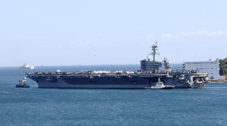 米海軍横須賀基地を出港する空母セオドア・ルーズベルト＝１９日午前、神奈川県横須賀市