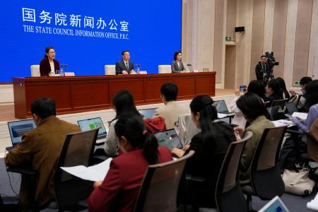 中国のＧＤＰ速報値などを発表する国家統計局の記者会見＝１９日、北京（共同）