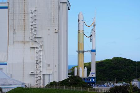 発射地点に移動するＨ３ロケット１０号機＝１９日午後、鹿児島県の種子島宇宙センター