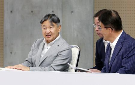 愛知・名古屋アジアパラ大会の卓球競技を観戦される天皇陛下。右手前は愛知県の大村秀章知事＝１９日午前、豊田市のスカイホール豊田（代表撮影）