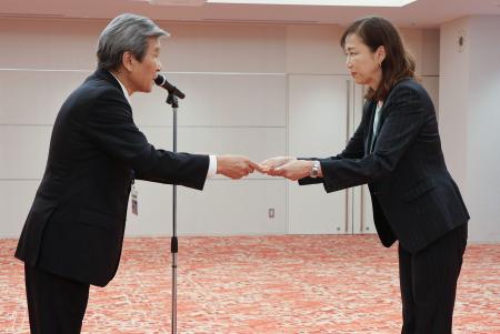 横浜市長選で初当選し、当選証書を受け取る原沢敦美氏（右）＝１９日午後、横浜市役所