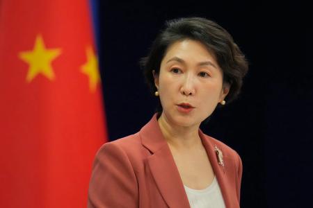 記者会見する中国外務省の毛寧報道局長＝１９日、北京（共同）