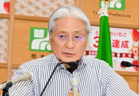 記者会見する栃木県の福田富一知事＝１９日午後、県庁