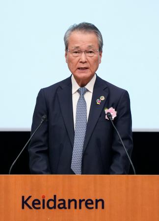 経団連創立８０周年を記念したシンポジウムであいさつする筒井義信会長＝１９日午後、東京都千代田区