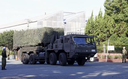 　陸自健軍駐屯地を出発する長射程ミサイルの車両＝１８日、熊本市