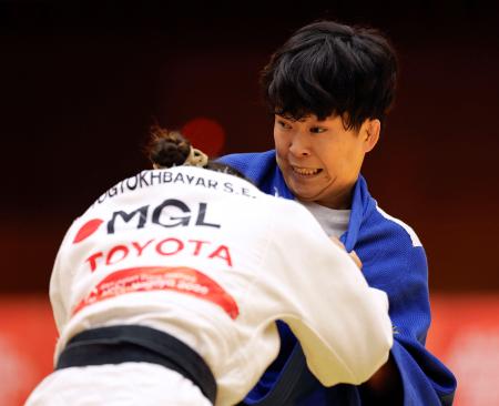 女子５２キロ級（全盲）決勝　モンゴル選手（手前）を攻める半谷静香。金メダルに輝いた＝愛知県武道館