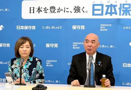 記者会見する日本保守党の百田代表（右）＝１９日午後、国会