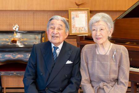 上皇さまと上皇后美智子さま＝６日、東京・元赤坂の仙洞御所（宮内庁提供）