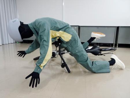 自転車で転倒し、ハンドルで腹部を打撲した事故を再現したマネキン＝７日午後、東京都港区