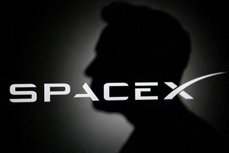 　イーロン・マスク氏のシルエットとスペースＸのロゴ＝６月１１日（ロイター＝共同）