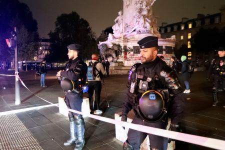 １９日、外出禁止開始後にパリのレピュブリック広場で配置に就く警察官ら（共同）