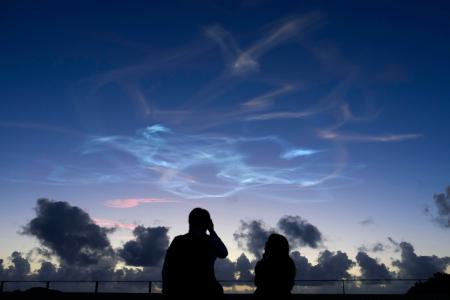 Ｈ３ロケット１０号機の打ち上げ後、上空に発生した夜光雲とみられる筋状の雲＝２０日午前、鹿児島県の種子島宇宙センター