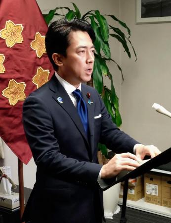 記者会見する小泉防衛相＝２０日午前、国会