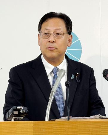 記者会見する関文科相=20日午前、文科省