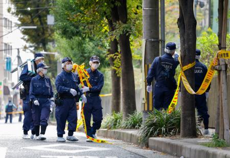 男性が刺された大阪地裁付近の現場を調べる大阪府警の捜査員ら＝２０日午前１０時３４分、大阪市北区