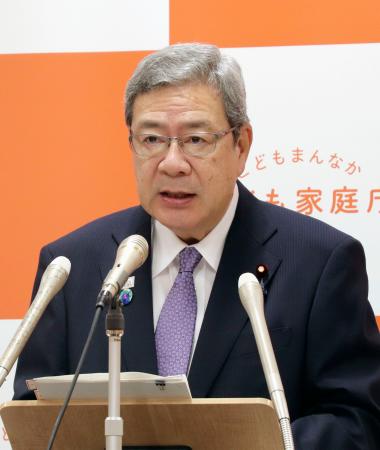 記者会見する中司規制改革相＝２０日午前、内閣府