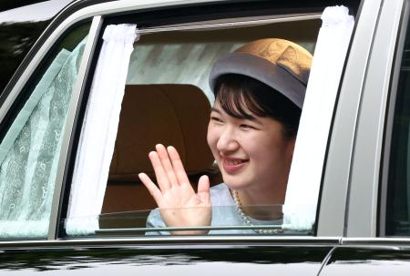 上皇后美智子さまの92歳の誕生日を祝うため、仙洞御所に入られる愛子さま=20日午前、東京・元赤坂(代表撮影)