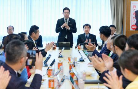 自民党の沖縄振興調査会と美ら島議員連盟の合同会議であいさつする沖縄県の古謝玄太知事＝２０日午前、東京・永田町の党本部