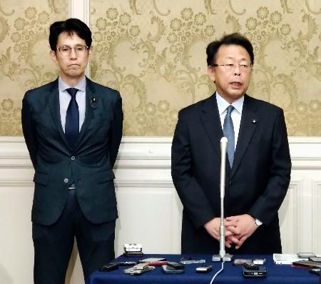 記者団の取材に応じる公明党の西田幹事長（右）と民主改革の会の階幹事長＝２０日午前、国会