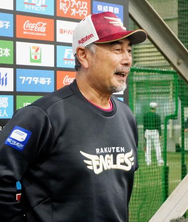 報道陣の取材に応じる楽天・吉井監督＝２０日、楽天モバイル最強パーク宮城