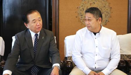 神奈川県の黒岩祐治知事（左）と面会する岡崎彩咲陽さんの父鉄也さん＝２０日午前、県庁