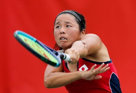 　女子シングルス準々決勝　タイ選手と対戦する上地結衣＝名古屋市東山公園ＴＣ