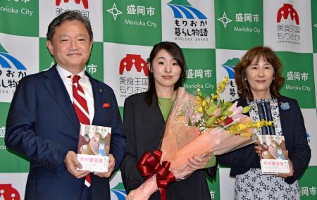 盛岡市役所で内舘茂市長（左）から市民栄誉賞を贈られ、記念写真に納まる小砂川チトさん（中央）＝２０日午後
