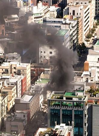 ２０日、韓国・ソウルの江南地区で上がるビル火災の黒煙（市民提供・聯合＝共同）